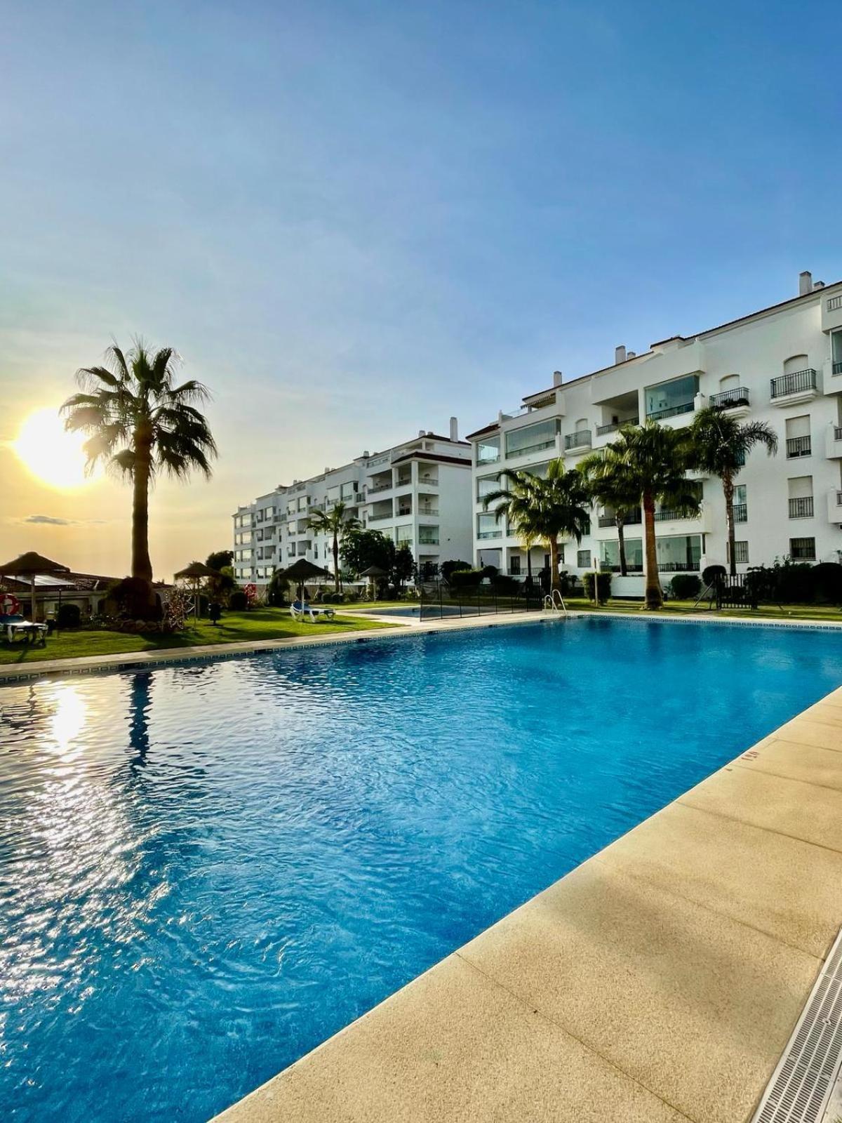 2 Bed Ground Floor With Pool & Parking *